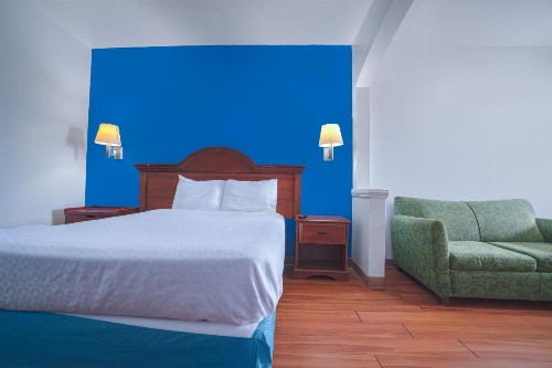 Island Inn - image 10