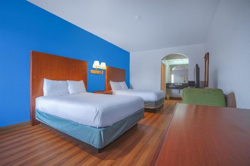 Island Inn - image 19