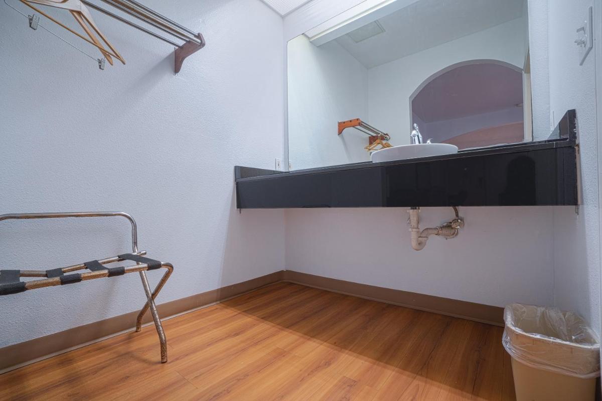 Island Inn - image 3