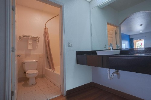 Island Inn - image 30