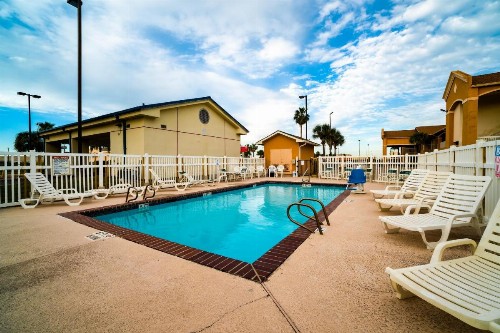 Island Inn - image 33