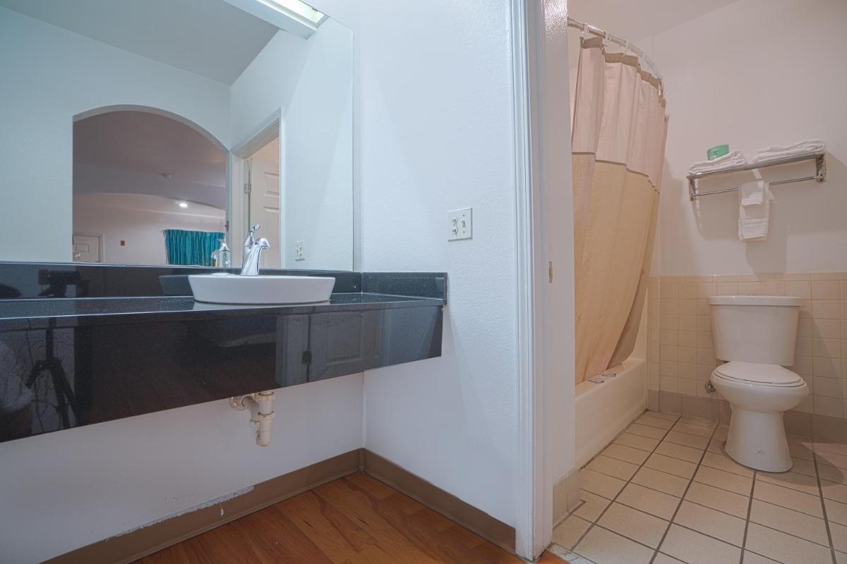 Island Inn - image 4