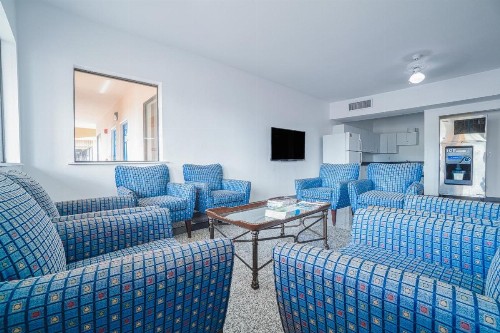 Island Inn - image 49