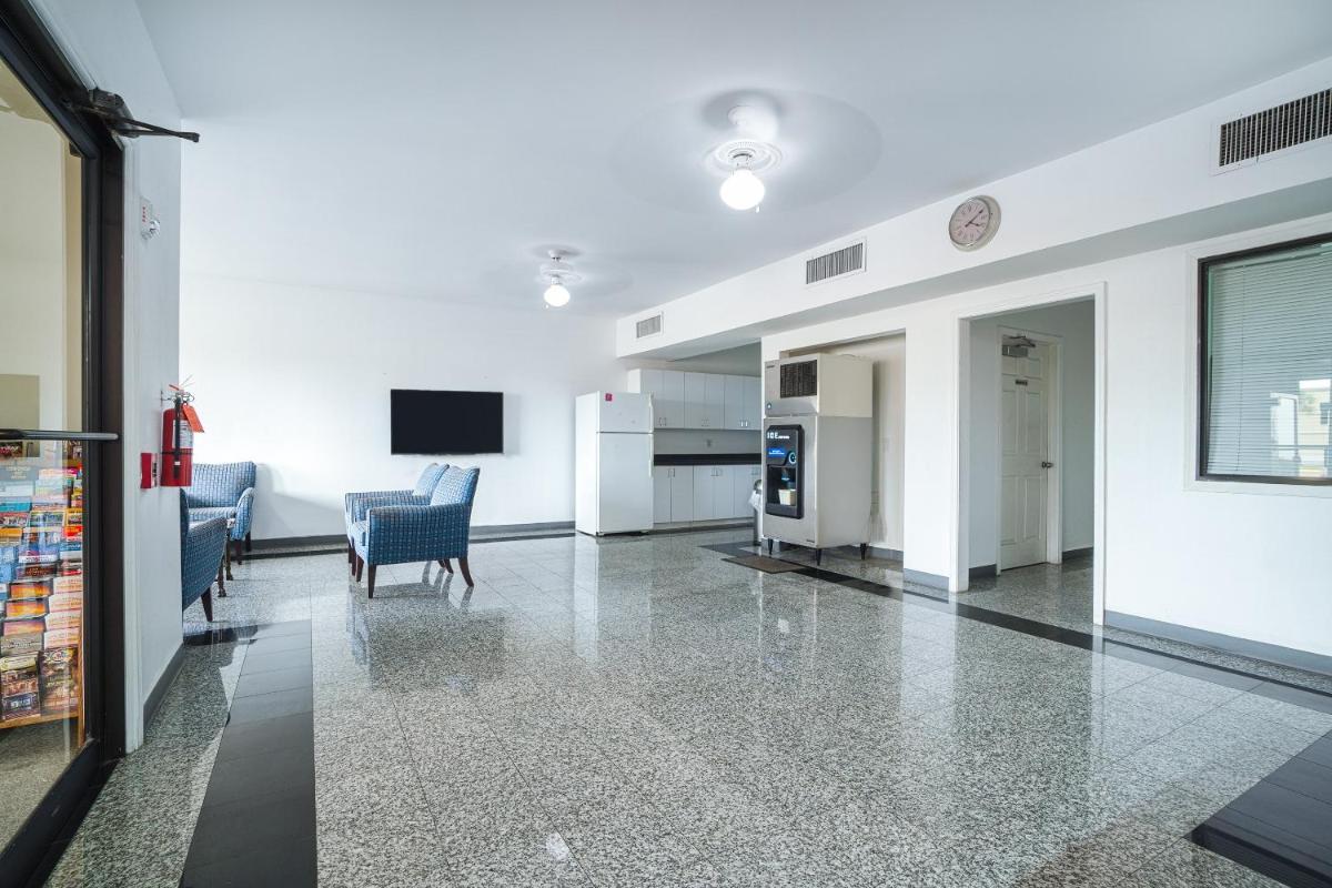 Island Inn - image 5