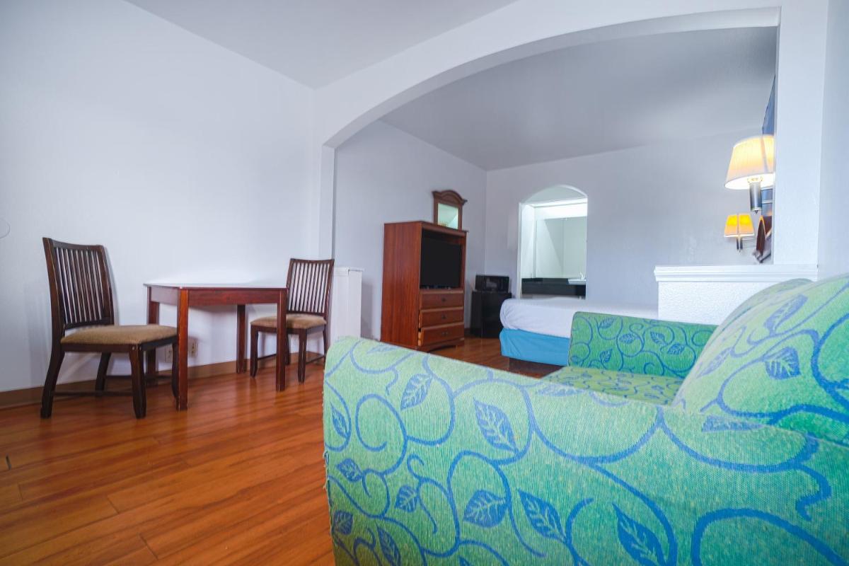 Island Inn - image 7