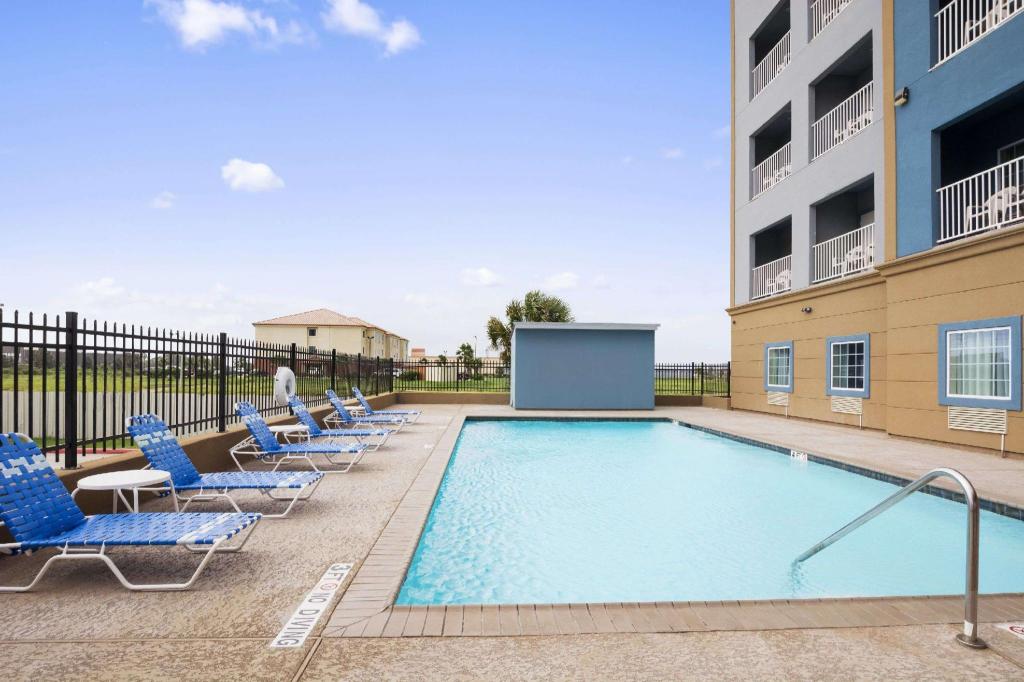 Days Inn & Suites by Wyndham Galveston West/Seawall - image 3