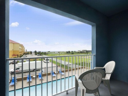 Days Inn & Suites by Wyndham Galveston West/Seawall - image 4