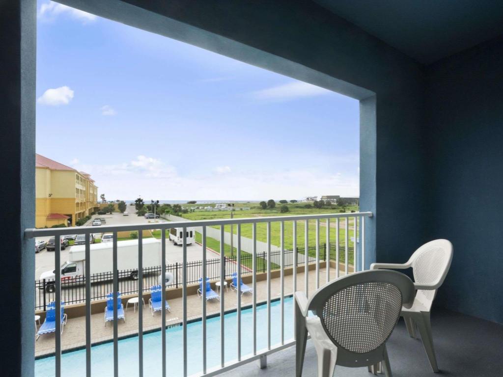 Days Inn & Suites by Wyndham Galveston West/Seawall - image 4