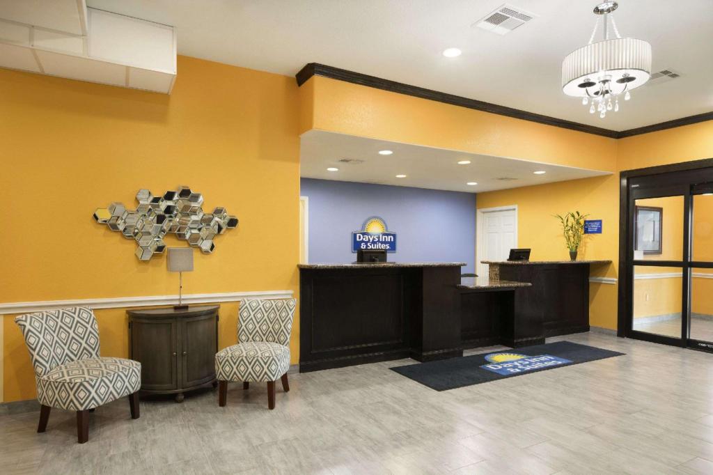 Days Inn & Suites by Wyndham Galveston West/Seawall - image 5