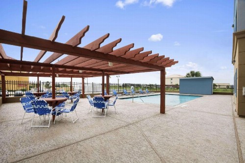 Days Inn & Suites by Wyndham Galveston West/Seawall - image 6