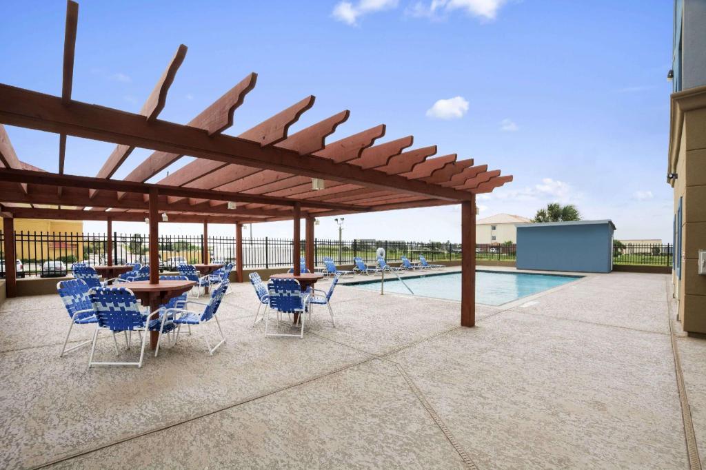Days Inn & Suites by Wyndham Galveston West/Seawall - image 6