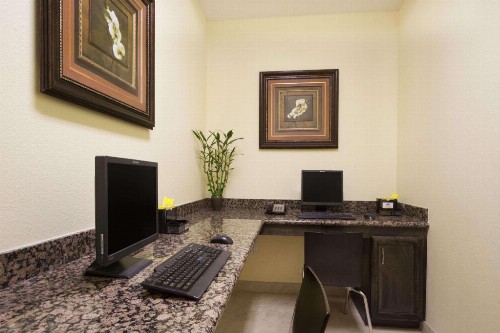 Days Inn & Suites by Wyndham Galveston West/Seawall - image 8