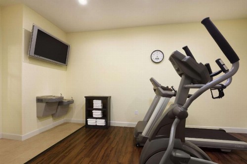 Days Inn & Suites by Wyndham Galveston West/Seawall - image 9