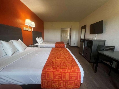Howard Johnson by Wyndham Galveston - image 11