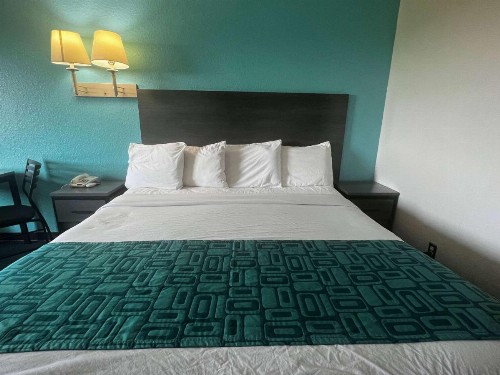 Howard Johnson by Wyndham Galveston - image 14