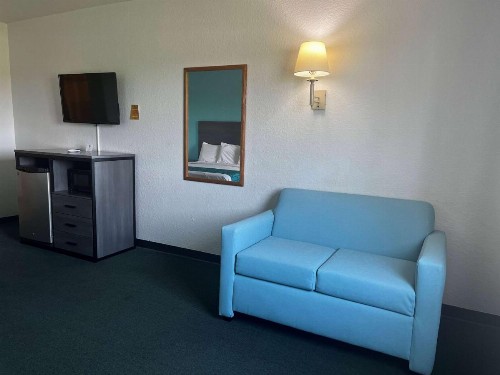 Howard Johnson by Wyndham Galveston - image 15