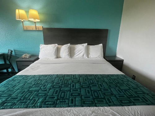 Howard Johnson by Wyndham Galveston - image 29