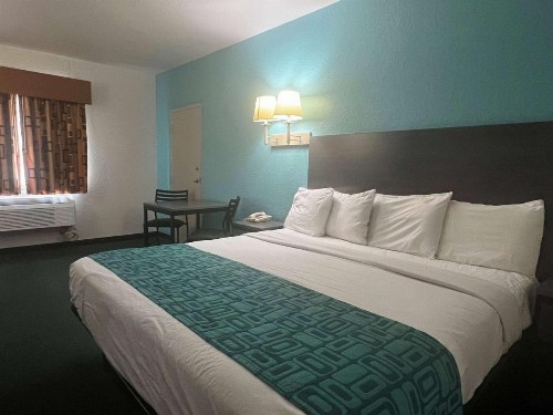 Howard Johnson by Wyndham Galveston - image 3