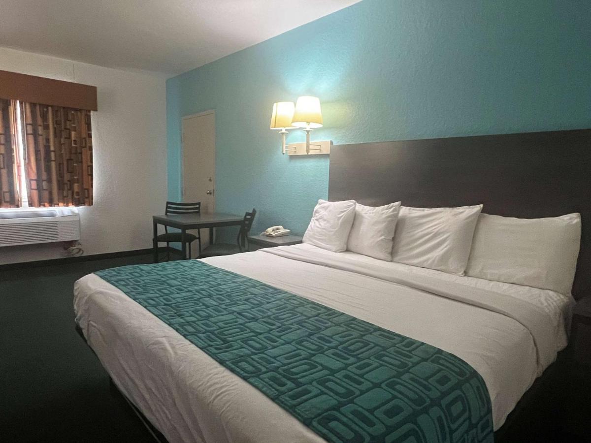 Howard Johnson by Wyndham Galveston - image 3