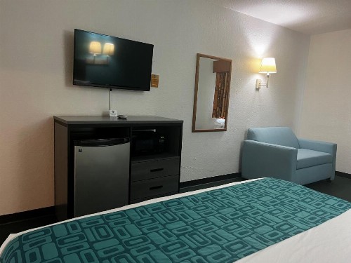 Howard Johnson by Wyndham Galveston - image 31