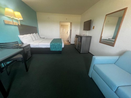 Howard Johnson by Wyndham Galveston - image 32