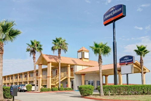 Howard Johnson by Wyndham Galveston - image 4
