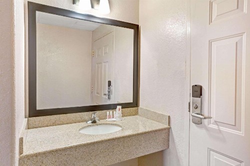 Howard Johnson by Wyndham Galveston - image 5