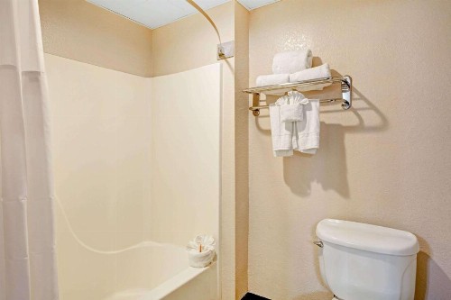 Howard Johnson by Wyndham Galveston - image 6