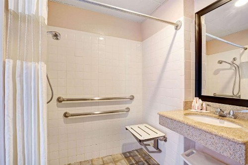 Howard Johnson by Wyndham Galveston - image 7