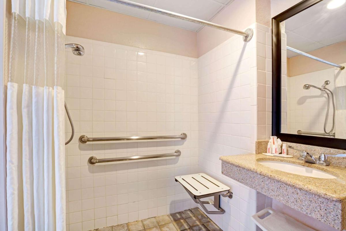 Howard Johnson by Wyndham Galveston - image 7