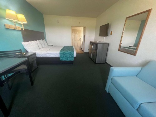 Howard Johnson by Wyndham Galveston - image 8
