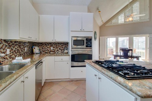 The Holiday House - image 12