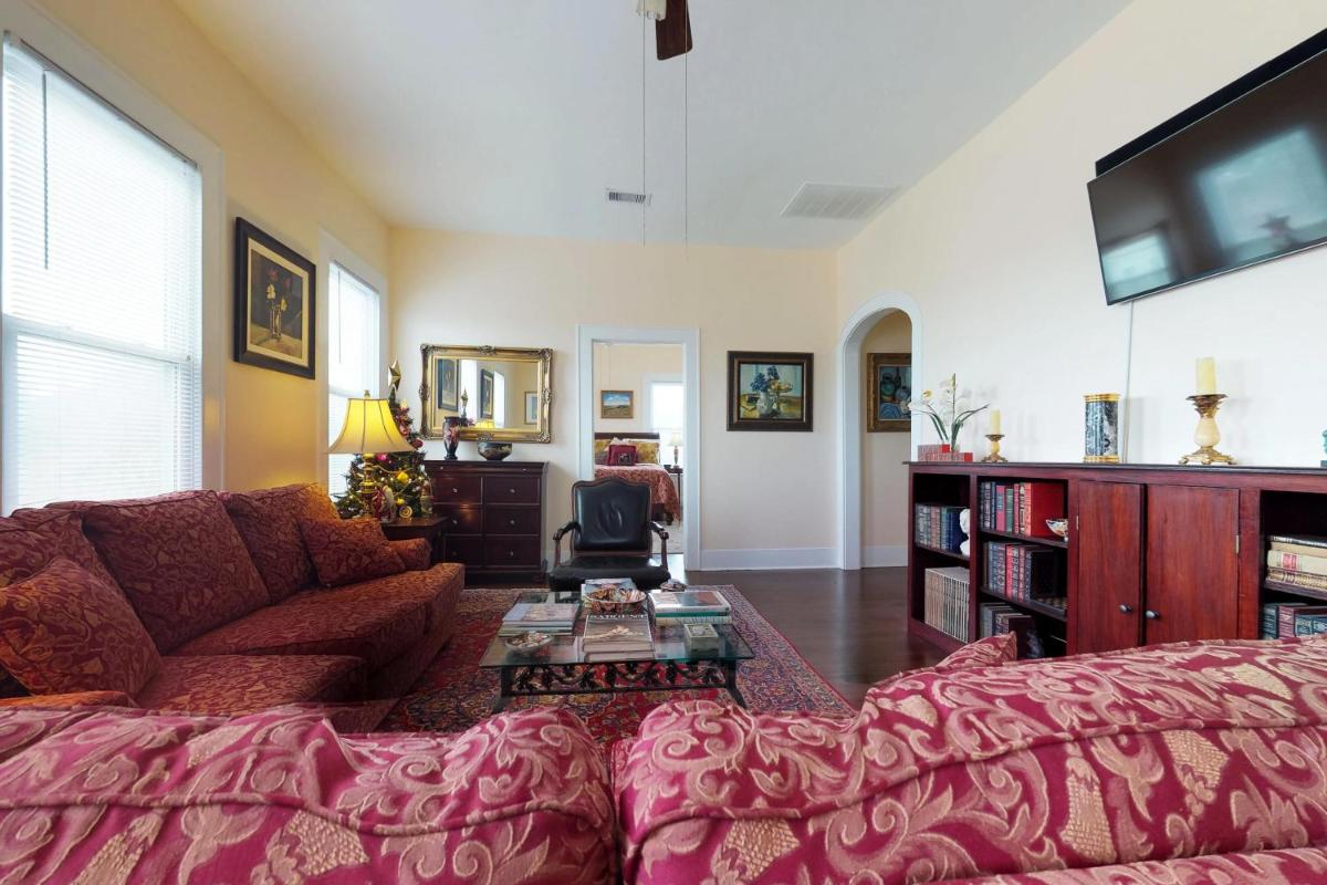 19th Street Retreat - image 5