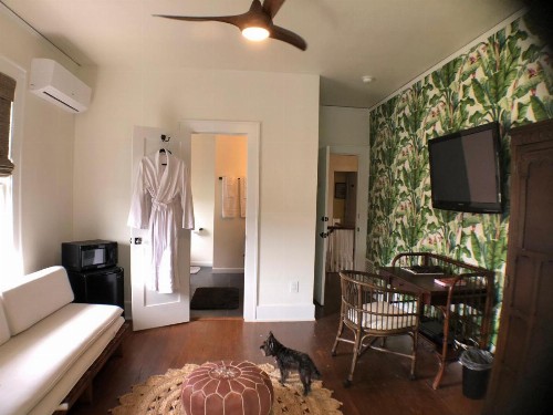 Avenue O Bed and Breakfast - image 6