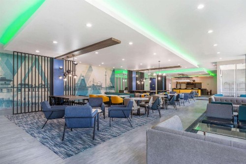 La Quinta Inn & Suites by Wyndham Galveston - image 10