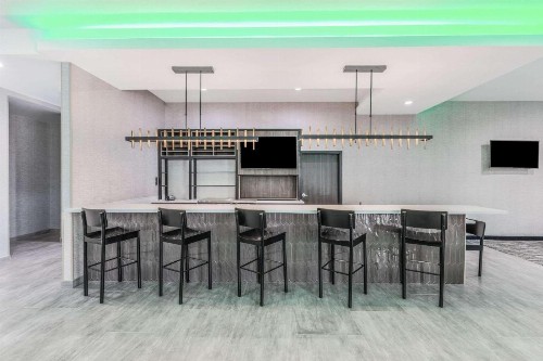 La Quinta Inn & Suites by Wyndham Galveston - image 11