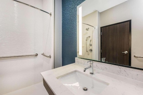 La Quinta Inn & Suites by Wyndham Galveston - image 2