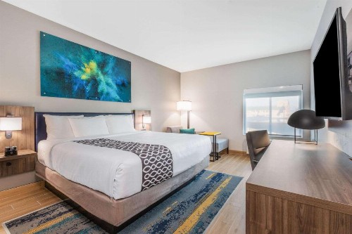 La Quinta Inn & Suites by Wyndham Galveston - image 21