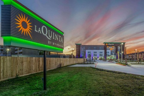 La Quinta Inn & Suites by Wyndham Galveston - image 24