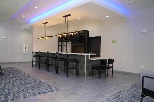La Quinta Inn & Suites by Wyndham Galveston - image 27