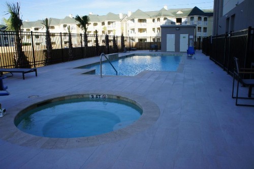 La Quinta Inn & Suites by Wyndham Galveston - image 3