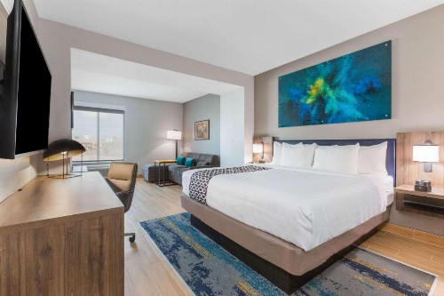 La Quinta Inn & Suites by Wyndham Galveston - image 32