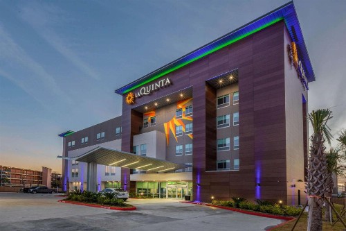 La Quinta Inn & Suites by Wyndham Galveston - image 6