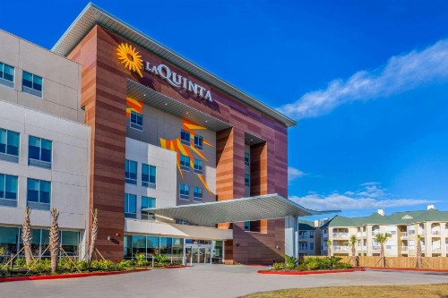 La Quinta Inn & Suites by Wyndham Galveston - image 7