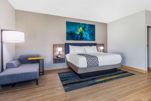 La Quinta Inn & Suites by Wyndham Galveston - image 8