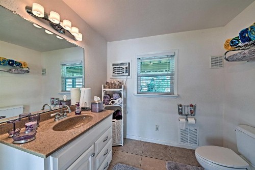 Cozy Galveston Home with Deck - Walk to the Beach! - image 5