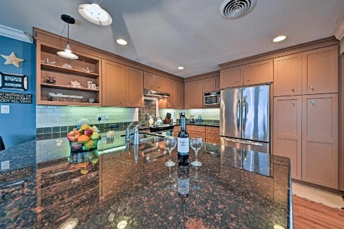 Cozy Galveston Home with Deck - Walk to the Beach! - image 6