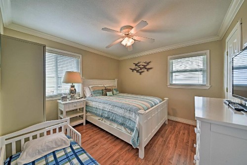Cozy Galveston Home with Deck - Walk to the Beach! - image 7