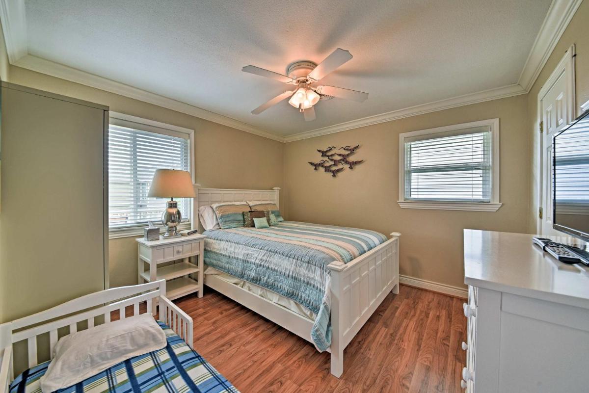Cozy Galveston Home with Deck - Walk to the Beach! - image 7