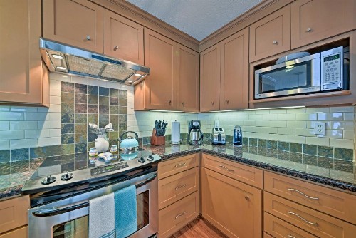 Cozy Galveston Home with Deck - Walk to the Beach! - image 4